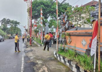 Kapolsek Bangli Pimpin Menghias Kantor Polsek dalam Rangka Memeriahkan HUT Kota Bangli