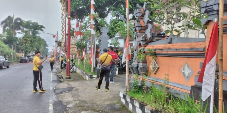 Kapolsek Bangli Pimpin Menghias Kantor Polsek dalam Rangka Memeriahkan HUT Kota Bangli