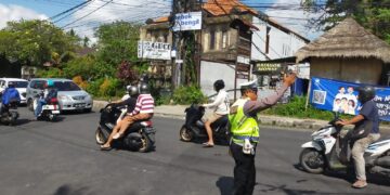 Cegah Kepadatan Lalu Lintas, Personel Polsek Ubud Lakukan Pengaturan di Titik Kemacetan.