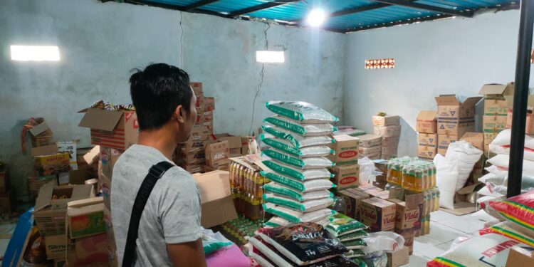 Sambangi Pasar Kidul, Unit Intelkam Polsek Bangli Cek Harga Dan Ketersediaan Stock Sembako