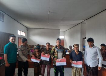 Bhabinkamtibmas Desa Pengotan Polsek Bangli Pantau Penyaluran BLT-DD