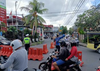 Urai Kepadatan Lalin, Personel Lantas Polsek Ubud Lakukan Rekayasa Lalu Lintas di SP. Pengosekan