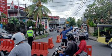 Urai Kepadatan Lalin, Personel Lantas Polsek Ubud Lakukan Rekayasa Lalu Lintas di SP. Pengosekan