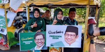 Anggota PKB Daftarkan Bacaleg Dengan Konvoi Naik Odong-odong Menuju KPU Surabaya