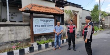 Atensi Ibadah Mingguan Umat Kristiani, Polsek Sukawati Lakukan Pengamanan Rutin