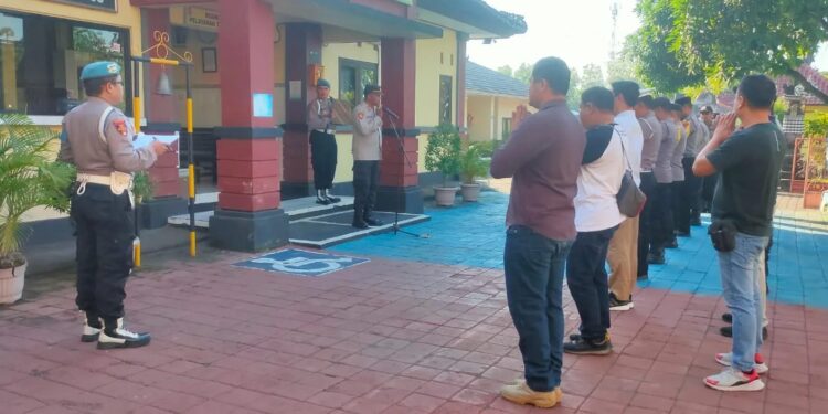 Waka Polsek Kubu Pimpin Giat Apel Pagi Rutin dan Sampaikan Arahanan Terkait Pelaksanaan Tugas