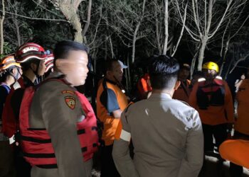 Tim SAR Samapta Polrestabes Surabaya Selamatkan Rombongan Mahasiswa FKH Unair yang Perahunya Kandas