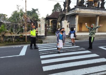 Peduli Keselamatan di Jalan Raya Personil Polsek Rendang Atensi Anak Sekolah