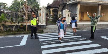 Peduli Keselamatan di Jalan Raya Personil Polsek Rendang Atensi Anak Sekolah
