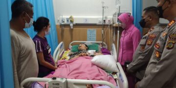Bentuk Kepedulian, Kapolsek Kintamani Kunjungi Anak Personil Polsek Kintamani yang Sedang Sakit