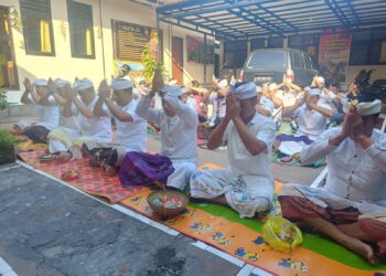 Persembahyangan Hari Raya Saraswati di Pura Kertha Bwana Polsek Blahbatuh