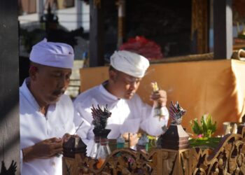 Polres Bangli Laksanakan Sembahyang Bersama Dihari Saraswati