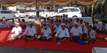 Polsek Rendang Melaksanakan Persembahyangan Hari Raya Saraswati di Pura Padmasana