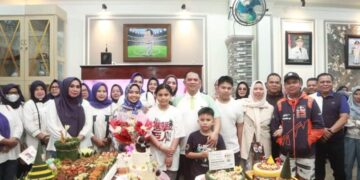 Ketua TP PKK Labuhanbatu dr. Hj Maya Hasmita SPoG MKM Mendapat Kejutan di HUT ke – 44