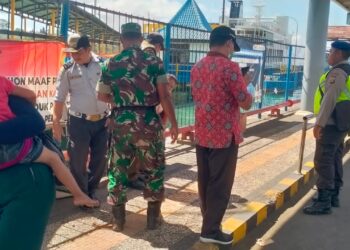 Polairud Polres Karangasem Berperan Aktif Menjaga Keamanan Penyeberangan Selama Mudik Lebaran di Pelabuhan Padangbai