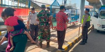 Polairud Polres Karangasem Berperan Aktif Menjaga Keamanan Penyeberangan Selama Mudik Lebaran di Pelabuhan Padangbai