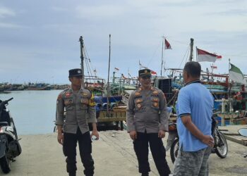 Polisi RW di Tuban Sambang Nelayan, Beri Himbauan Warga Pesisir Waspadai Kondisi Cuaca