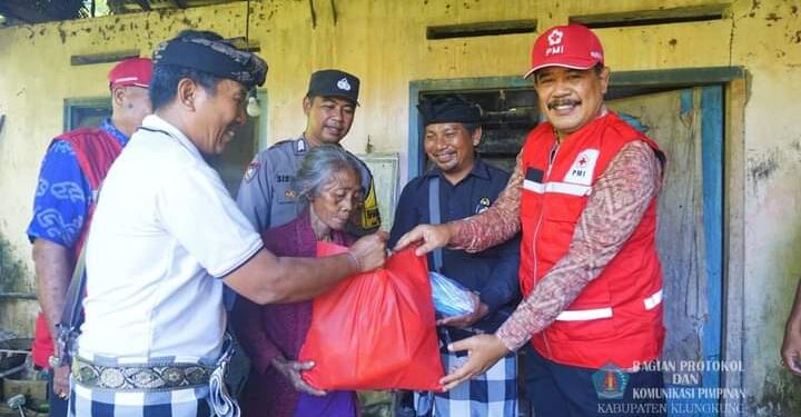PMI Klungkung Serahkan Bantuan Sembako Kepada Korban Kebakaran di Desa Tusan