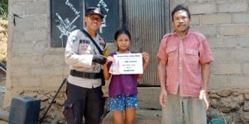 Wujud Kepedulian, Bhabin Desa Ban Salurkan Bantuan Dana Pendidikan Kepada Anak dari Keluarga Tidak Mampu