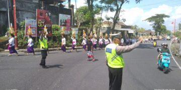 Menjaga Situasi Tetap Kondusif, Personil Polsek Bangli Amankan Kegiatan Upacara Mepeed Masyarakat