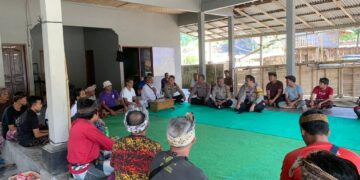 Jum’at Curhat, Kapolsek Bebandem Dengar Keluhan Masyarakat di Desa Jungut