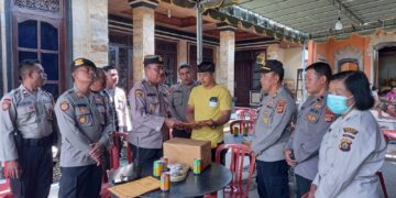 Personil Polres Bangli Melayat Ke Rumah Duka Alm. Ibunda Aipda I Dewa Bagus Ketut Putra Yasa