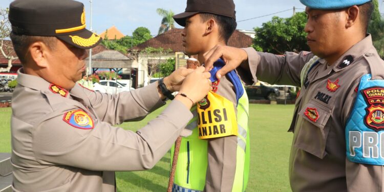 Kapolres Gianyar Pimpin Apel Pengukuhan Polisi Banjar (RW) Polres Gianyar