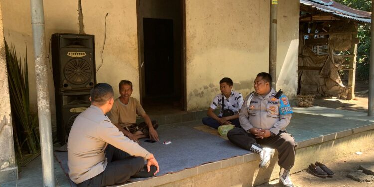 Giat Sambang, Kapolsek Bebandem Beserta Anggota Kunjungi Warga di Banjar Dinas Tihingan Kangin