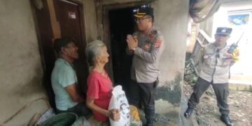 Peduli Sesama, Kapolsek Gianyar Bagikan Sembako Kepada Warga Kurang Mampu