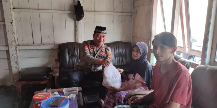 Melalui Program Polisi RW, Polsek Patean Bagikan Sembako Kepada Warga Kurang Mampu