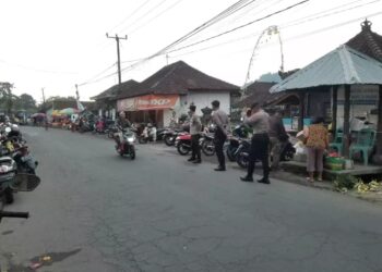Personil Polsek Sidemen Laksanakan PAM Gatur Lalin di Pasar Tradisional