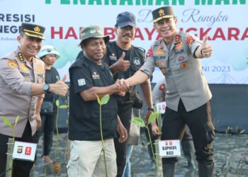 Kapolda Bali Tanam Mangrove Dalam Rangka Hari Bhayangkara Ke-77