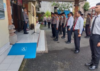 Kapolsek Payangan Pimpin Upacara Pelepasan Purnabakti Salah Satu Personilnya