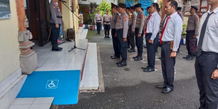 Kapolsek Payangan Pimpin Upacara Pelepasan Purnabakti Salah Satu Personilnya