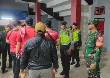 Babinsa Bersinergi Dengan Bhabinkamtibmas Amankan Pertandingan Sepak Bola Playoff BRI Liga 1 2022/2023