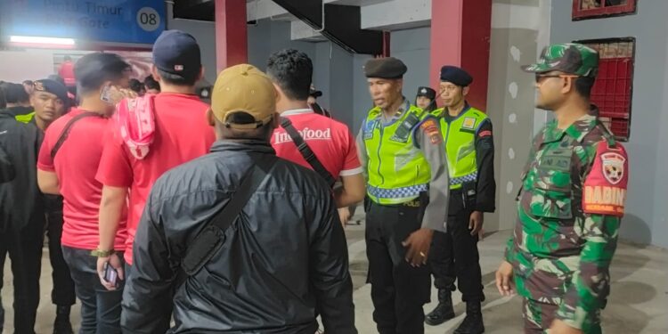 Babinsa Bersinergi Dengan Bhabinkamtibmas Amankan Pertandingan Sepak Bola Playoff BRI Liga 1 2022/2023