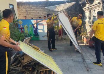 Jaga Kebersihan Kantor, Personil Polsek Kubu Polres Karangasem Giat Kourve /Kerja Bakti Dilingkungan Kantor