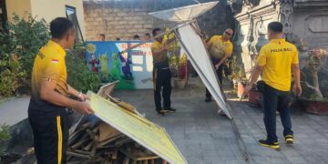 Jaga Kebersihan Kantor, Personil Polsek Kubu Polres Karangasem Giat Kourve /Kerja Bakti Dilingkungan Kantor