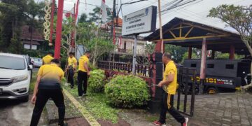 Polres Bangli Melaksanakan Korve Lingkungan Mako Rangkaian Lomba Kebersihan Hari Bhayangkara ke 77