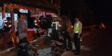 Kapolsek Dukuh Pakis Pimpin Patroli Kamtibmas Wilayah ‘Jogo Dukuh Pakis’ Bersama Tiga Pilar