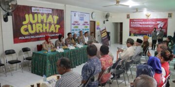 Jum’at Curhat, Kapolres Pelabuhan Tanjung Perak Berbagi Paket Sembako ke Warga
