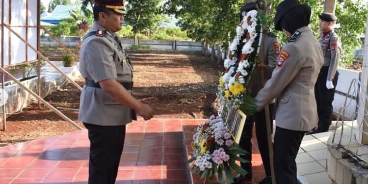 Kapolres Tanah Laut Bersama Rombongan Ziarah Ke Makam Pahlawan Bumi Tuntung Pandang