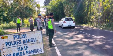 Satgas Gakkum Bersama Satgas Pencegahan Polres Bangli Melaksanakan Pemeriksaan Pengguna Jalan