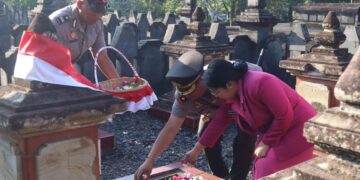 Polres Gianyar Laksanakan Upacara Ziarah Rombongan Dalam Rangka Hari Bhayangkara Ke-77 Tahun 2023