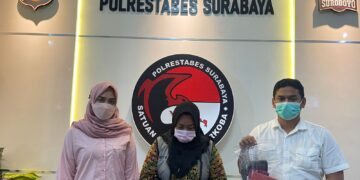 Panik Saat Digerebek Polisi, Wanita Ini Sembunyikan Sabu Dalam Paha dan Bra