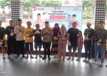 Rayakan Hari Raya Idul Adha 1444 Hijriah, Kapolres Gianyar Serahkan Daging Kurban Kepada Warga