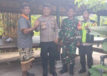 Sinergi dengan Babinsa dan Pecalang, Bhabinkamtibmas Sidan Berikan Pelayanan Kepada Warga Binaan