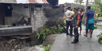 Bhabinkamtibmas Batubulan Kangin dan Instansi Terkait Datangi Tembok Pekarangan Rumah Warga yang Roboh