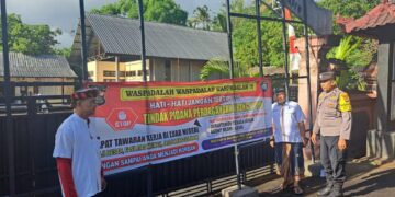Mewujudkan Keamanan Desa, Bhabinkamtibmas Datah Melaksanakan Pemasangan Banner TPPO