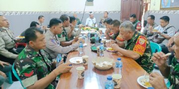 Kejutan Paket Tumpeng Camat Sukawati Bersama Danramil 1616/05 Dalam Suasana Hari Bhayangkara ke 77